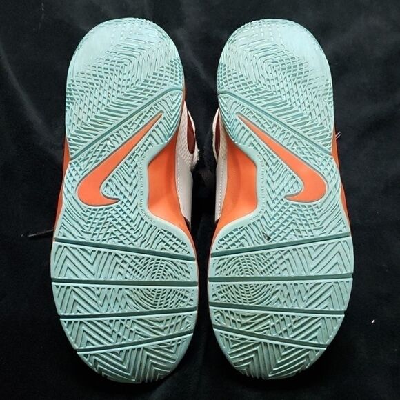 NIKEāTEAMāHUSTLEĀ D8āBASKETBALLāSHOES,āSIZEā5 - Picture 8 of 11